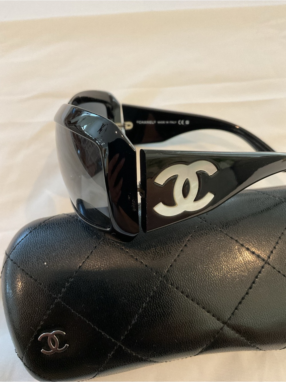 CHANEL Glossy Black Oversized Sunglasses with Quilted Case - Picture 3 of 14